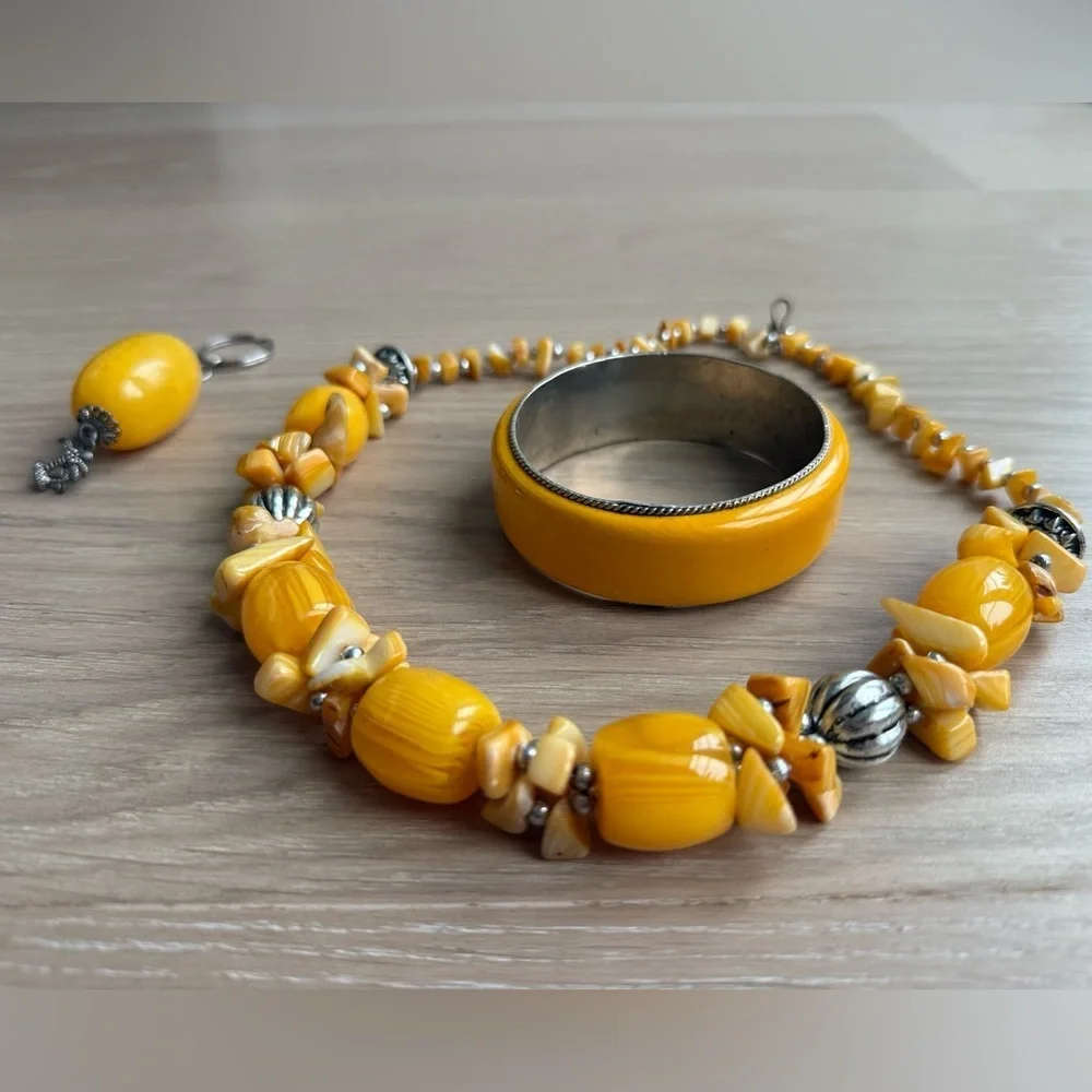 Vintage Yellow Beaded Jewelry Set with yellow stones, bracelet necklace charm - Picture 4 of 16